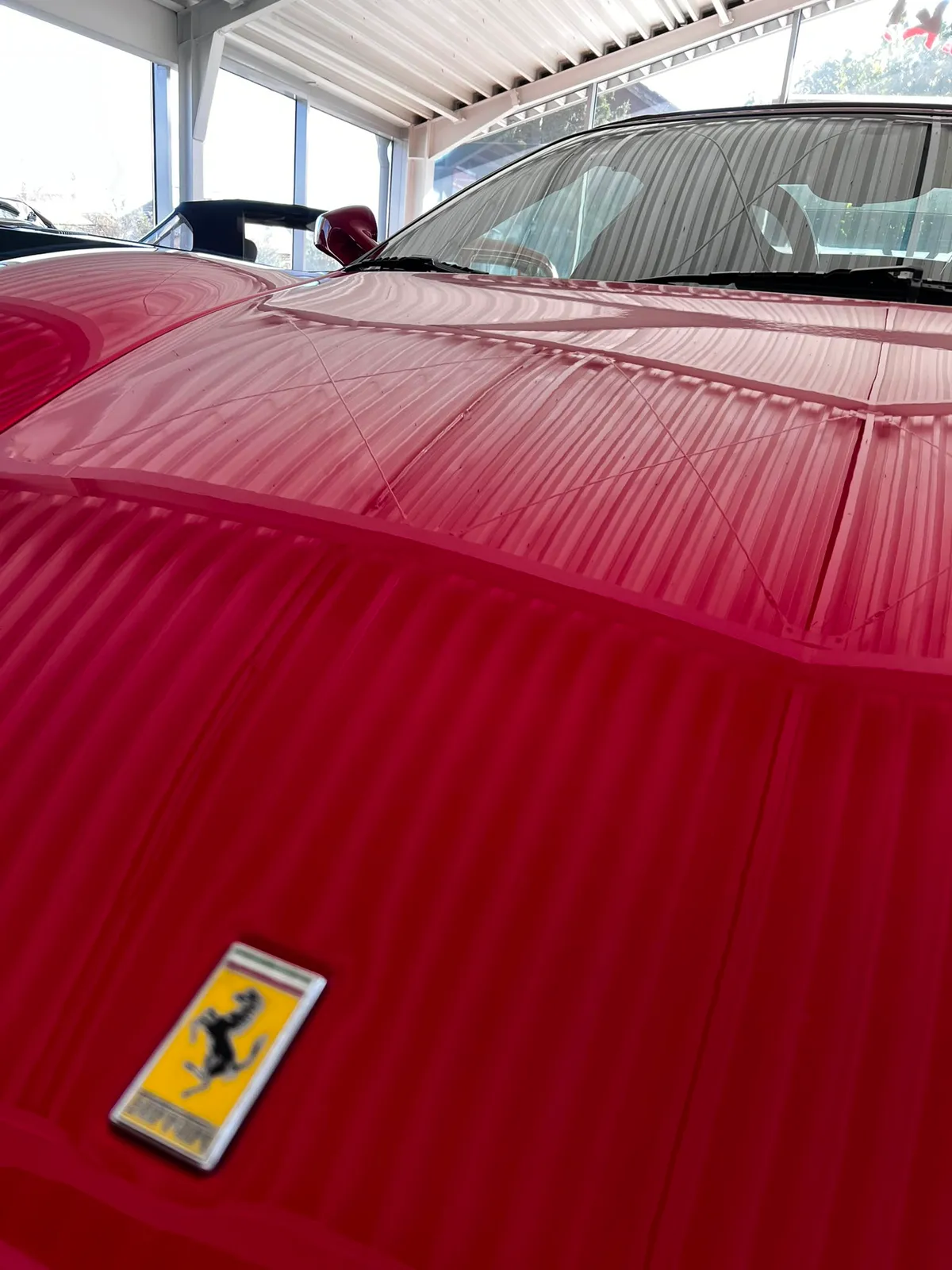 Frisch polierte Motorhaube eines Ferrari