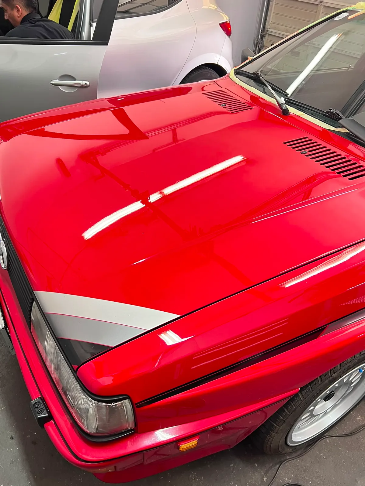Frisch polierte rote Motorhaube