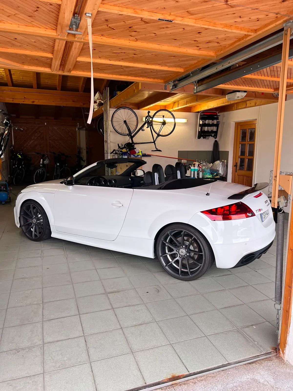 Audi TT RS Roadster in der Garage