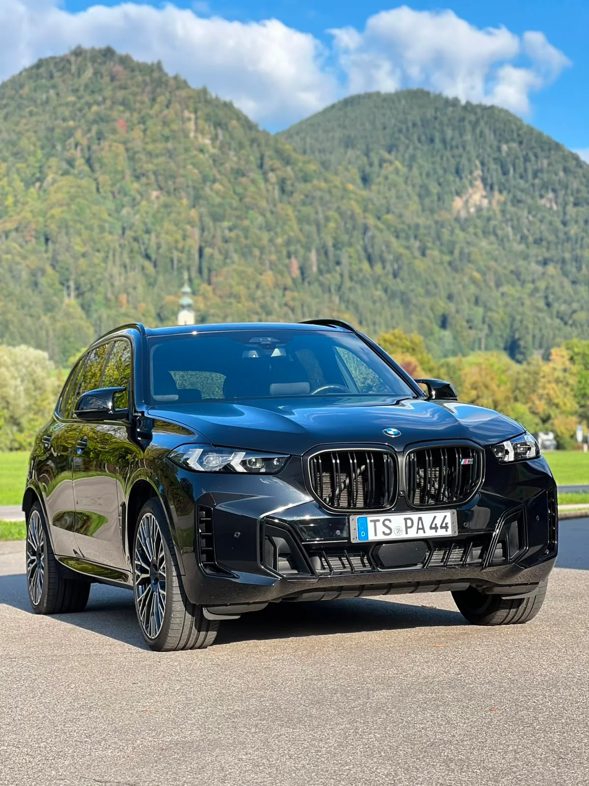 Frisch aufbereiteter BMW X5 vor der Bergkulisse in Ruhpolding