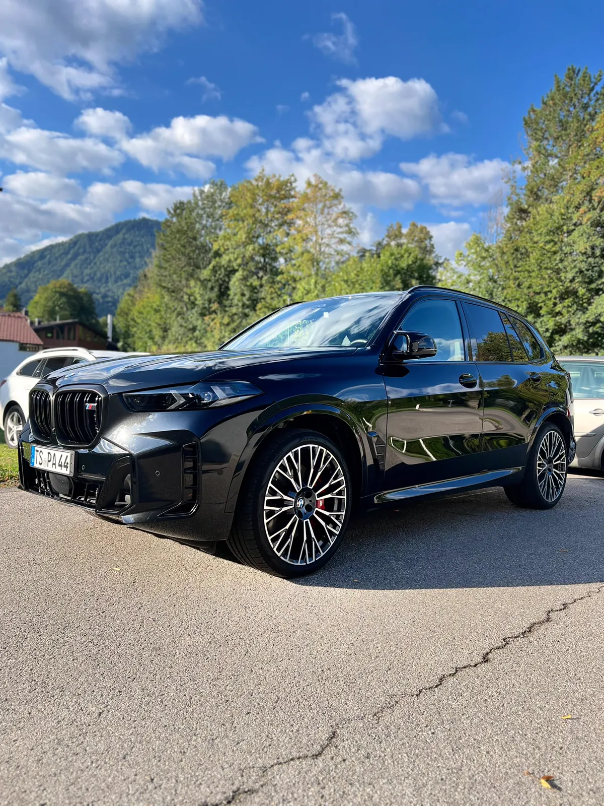 Frisch aufbereiteter BMW X5 vor den Bergen bei Ruhpolding