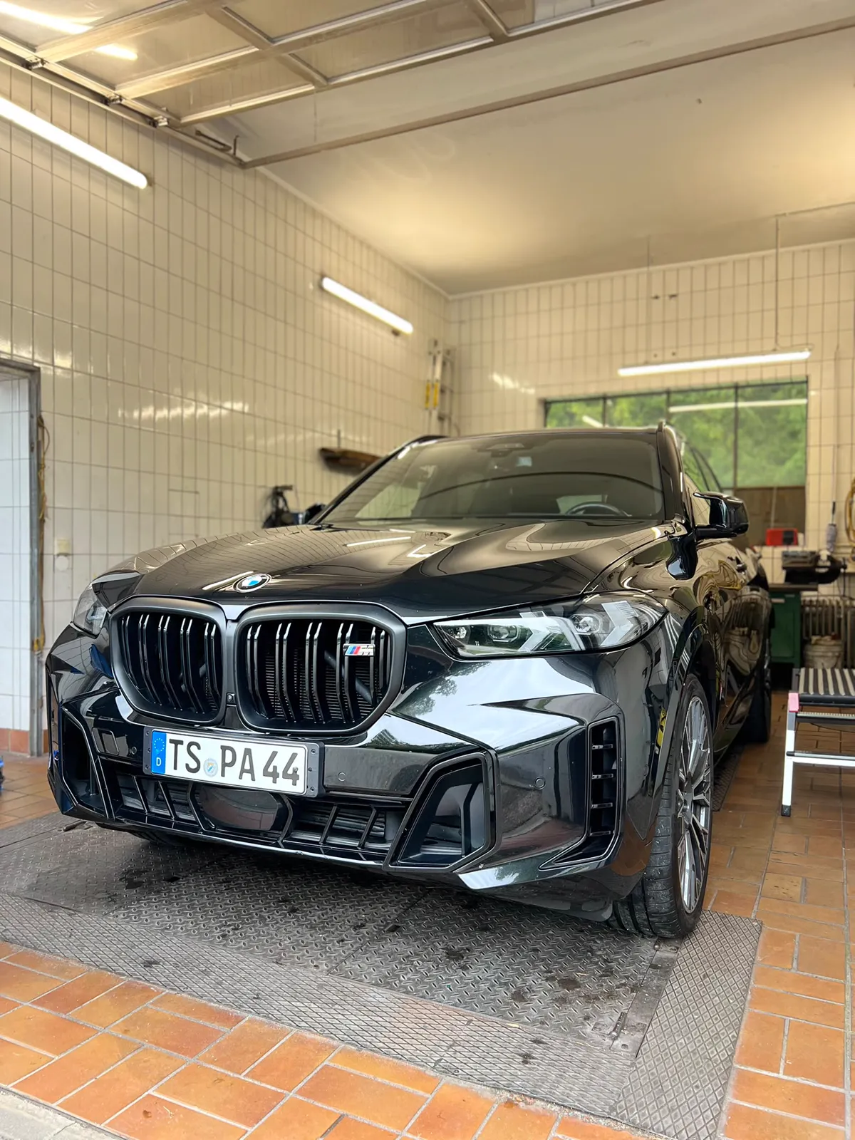 BMW X5 nach der Aufbereitung in unserer Halle
