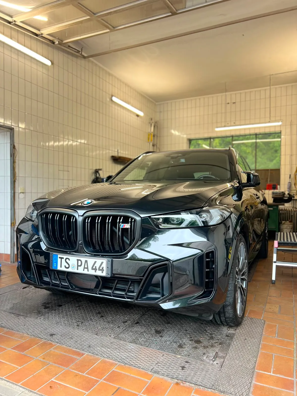 BMW X5 während der Aufbereitung in der Halle